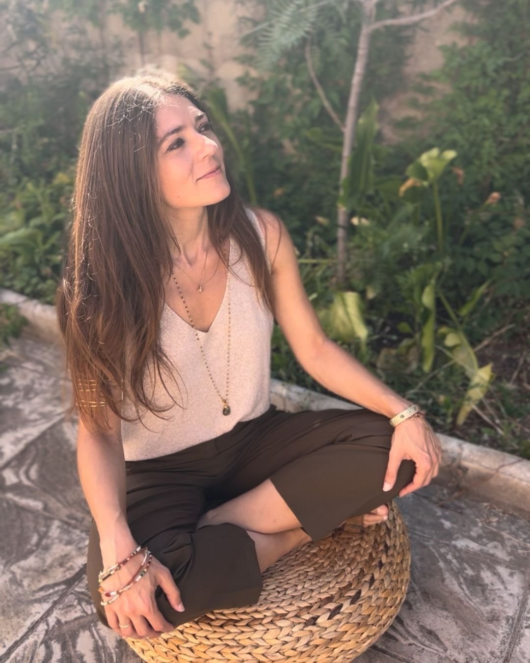 vicky sentada